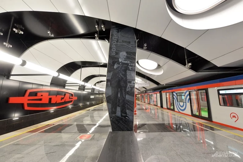 Станция оформлена в черно-красных тонах, а на колоннах изображены все руководители завода.
