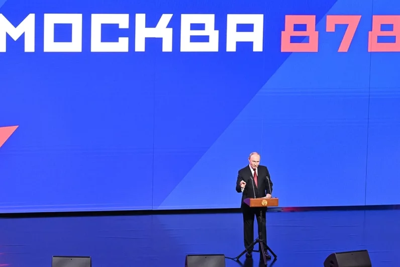 Владимир Путин в Зарядье поздравляет с Днём Москвы.