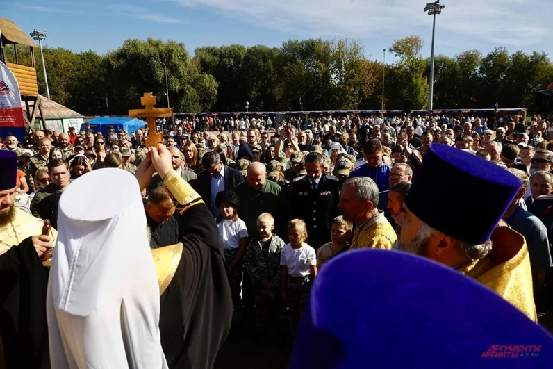 Председатель Синодального комитета по взаимодействию с казачеством митрополит Ставропольский и Невинномысский Кирилл освятил походный храм.
