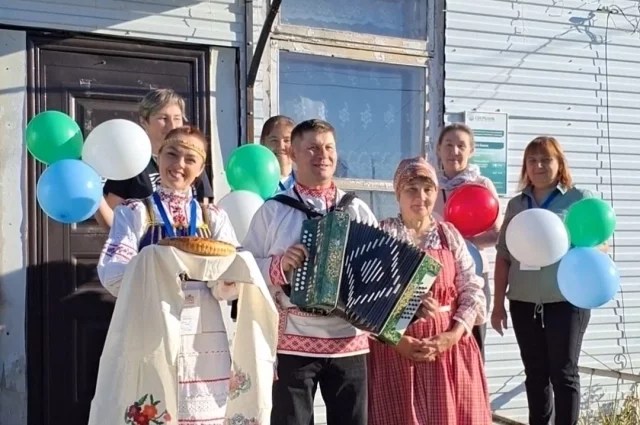 Гармонь и хлеб-соль на избирательном участке в Коми. 