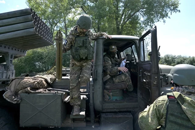 Реактивная система залпового огня БМ-21 «Град» ВС РФ выдвигается на огневую позицию на купянском направлении.