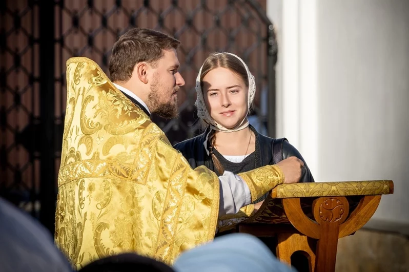 Исповедь совершалась в храме и на улице.