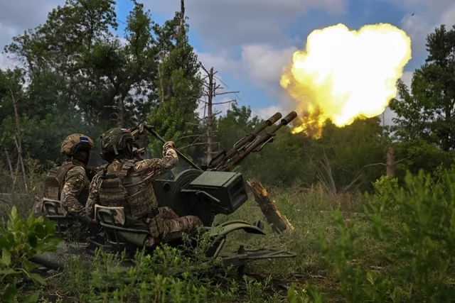 Военнослужащие подразделения противовоздушной обороны группировки «Центр» работают по БПЛА из зенитной установки ЗУ-23 на боевых позициях.