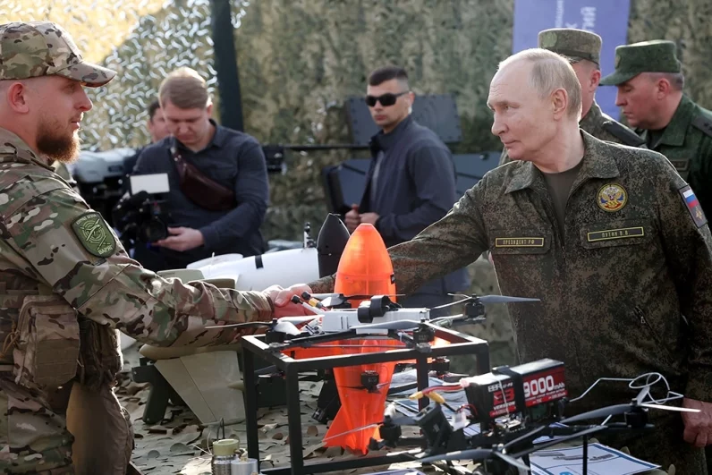 Президент РФ Владимир Путин осматривает вооружение, военную и специальную технику в ходе рабочей поездки.