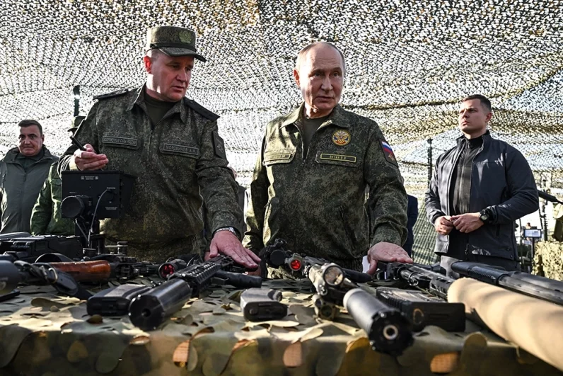 Президент РФ Владимир Путин осматривает вооружение, военную и специальную технику в ходе рабочей поездки.