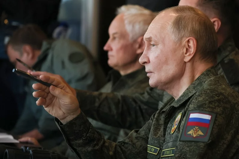 Президент РФ Владимир Путин наблюдает из командного пункта за действиями войск на совместном стратегическом учении России и Белоруссии «Запад-2025» в Нижегородской области.