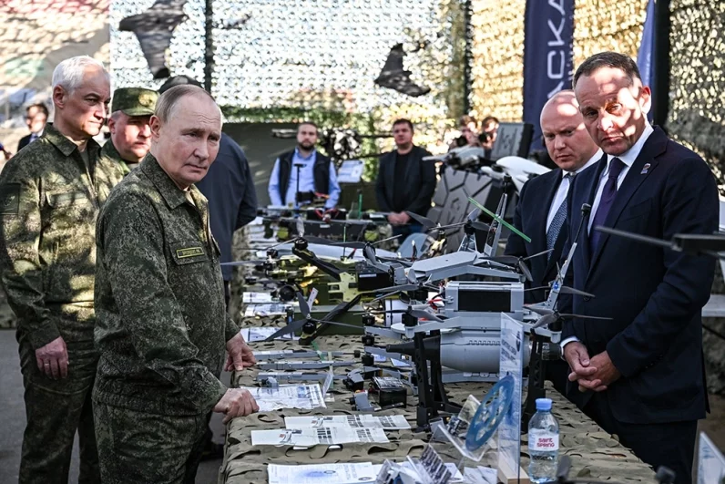 Президент РФ Владимир Путин осматривает вооружение, военную и специальную технику в ходе рабочей поездки.