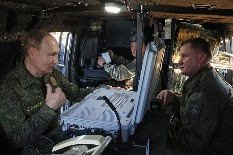 Президент РФ Владимир Путин осматривает военную технику на полигоне в Нижегородской области.