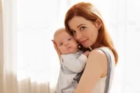 У нас в стране издавна за малышом ухаживает мама – считается, что она родила, ей и лямку тянуть. 