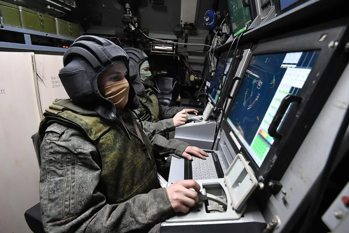 Военнослужащие РФ на рабочих местах в машине боевого управления сил противовоздушной обороны (ПВО) России.