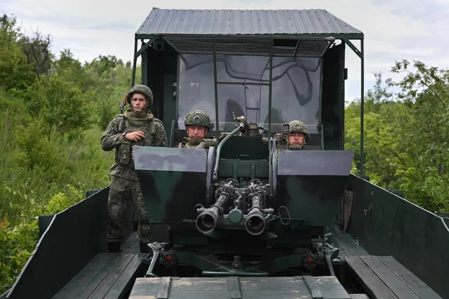 Военнослужащие ВС РФ экипажа бронепоезда «Енисей» группировки войск «Центр».