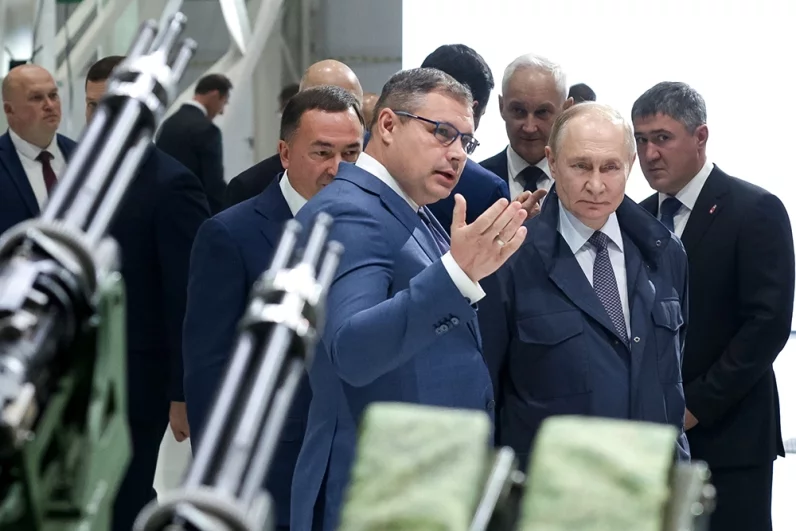 Президент РФ Владимир Путин во время осмотра экспозиции образцов вооружений и военной техники на территории ПАО «Мотовилихинские заводы» в Перми.