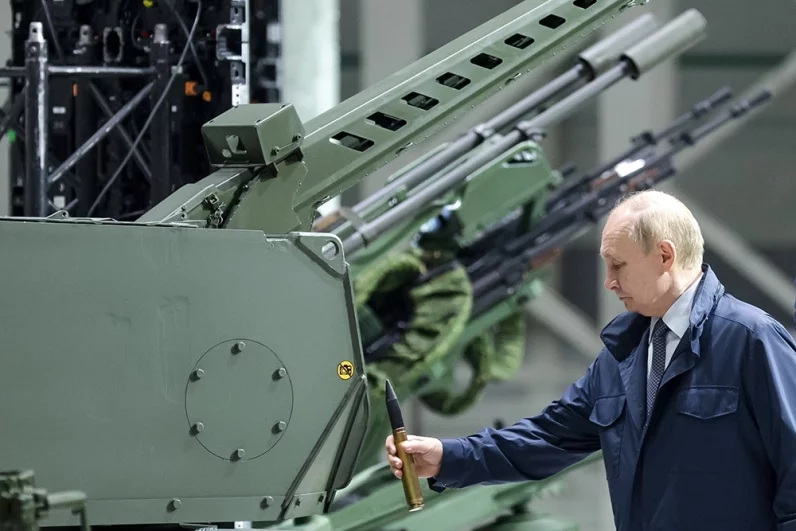 Президент РФ Владимир Путин во время осмотра экспозиции образцов вооружений и военной техники на территории ПАО «Мотовилихинские заводы» в Перми.