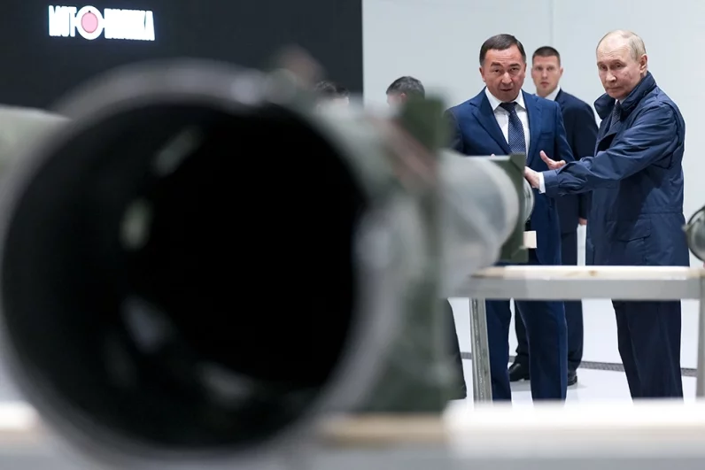 Президент РФ Владимир Путин во время осмотра экспозиции образцов вооружений и военной техники на территории ПАО «Мотовилихинские заводы» в Перми.