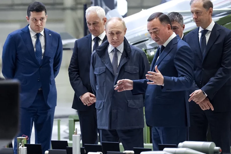 Президент РФ Владимир Путин во время осмотра экспозиции образцов вооружений и военной техники на территории ПАО «Мотовилихинские заводы» в Перми. Слева направо: министр промышленности и торговли РФ Антон Алиханов, министр обороны РФ Андрей Белоусов. Справа: первый заместитель председателя правительства РФ Денис Мантуров. 