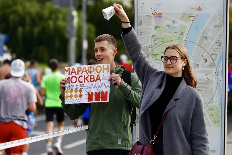 Несмотря на ранний старт, поддержать спортсменов собралось много зрителей.
