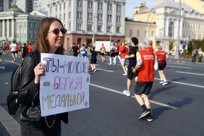 Во время забега был установлен новый рекорд Московского марафона: 32-летний кениец Альфонс Кибивотт Киген осилил 42,2 км за 2 часа, 9 минут и 31 секунду.