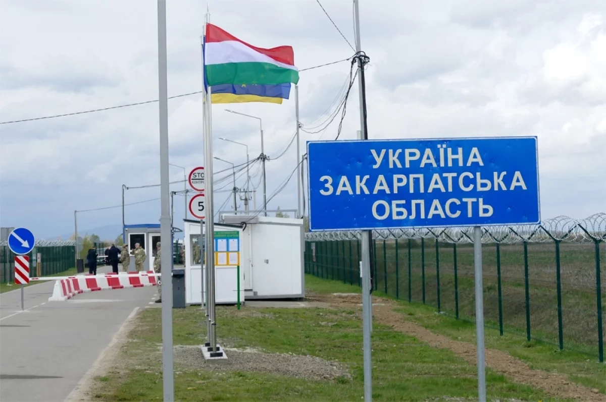 Любой «западэнец» где-нибудь в Карпатах или на Львовщине эту границу перейдет так, что ни один пограничник его не заметит.