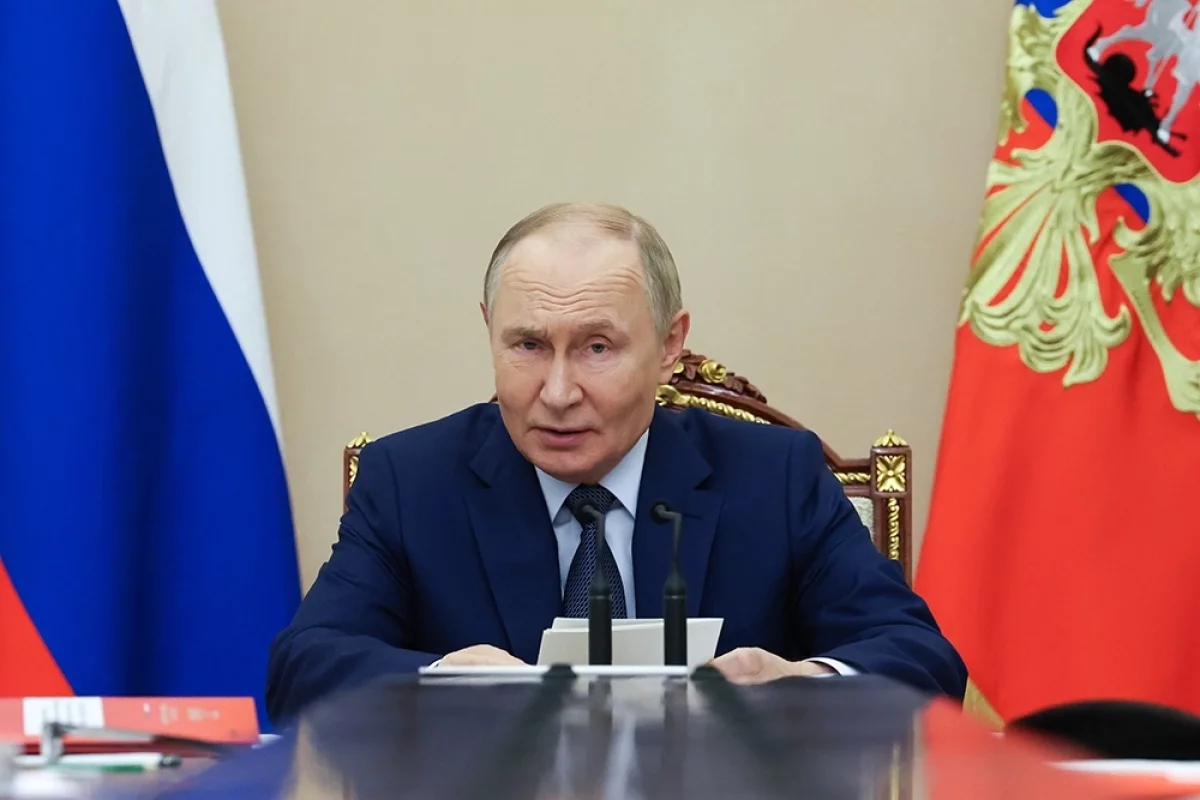 Президент РФ Владимир Путин проводит оперативное совещание с постоянными членами Совета Безопасности РФ.