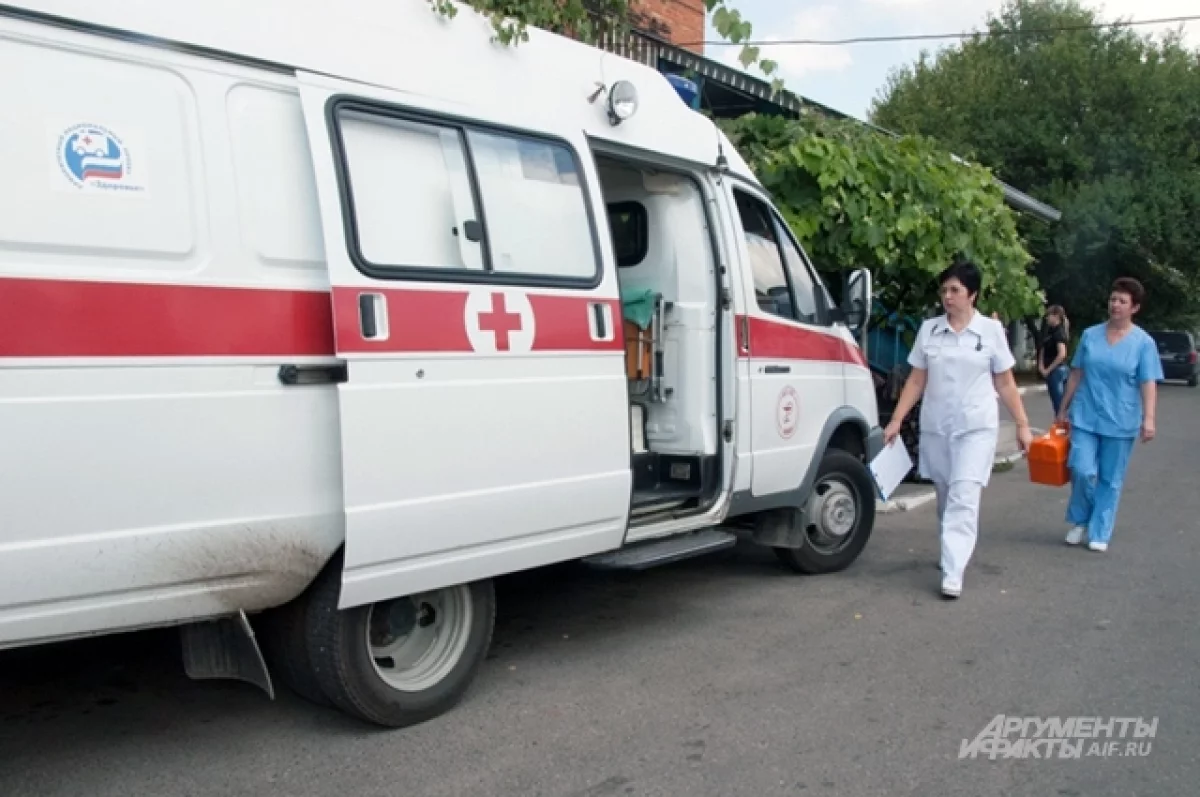 Авакяна нашли в уборной диппредставительства в бессознательном состоянии. Прибывшая бригада медиков констатировала смерть.