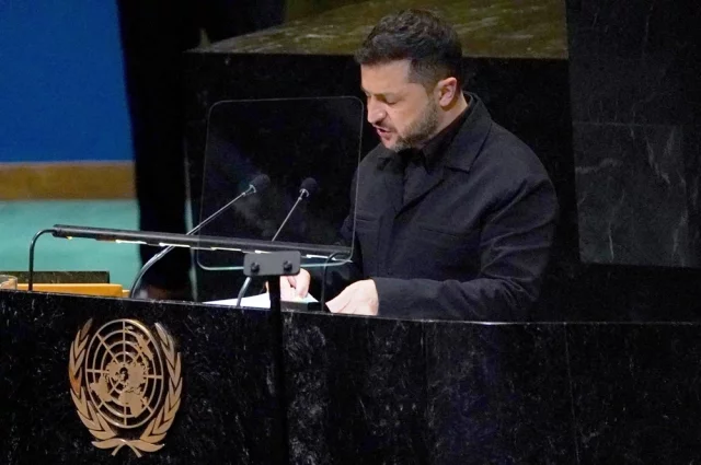 Выступая на Генассамблее ООН, Зеленский рассказал о том, что на Украине развернуто мощное производство дронов, но попался на вранье насчет ракет.