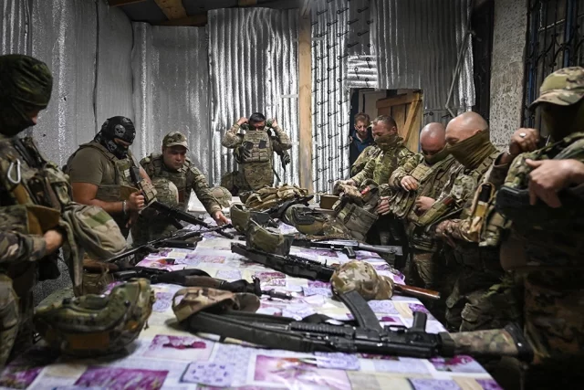 Военнослужащие отряда имени Максима Кривоноса во время военной подготовки в пункте временной дислокации в зоне СВО. Отряд имени Максима Кривоноса был создан осенью 2023 года из числа бывших военнослужащих ВСУ, вступивших в добровольческий отряд, а также мирных жителей Украины, не смирившихся с политикой киевского режима.