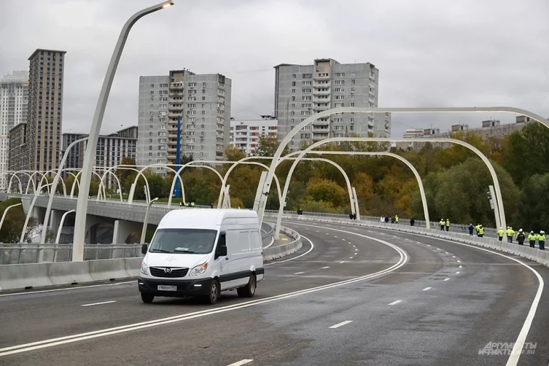 Сразу после открытия по мосту началось движение.