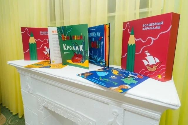 Дети получили 60 комплектов книг. 
