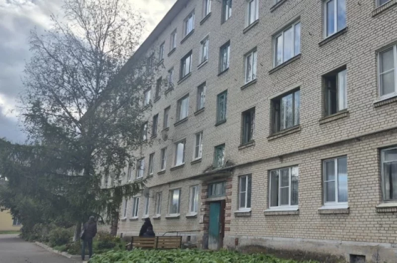 Соседи рассказали, что в нём живут много асоциальных личностей, к ним часто ходят в гости выпить.