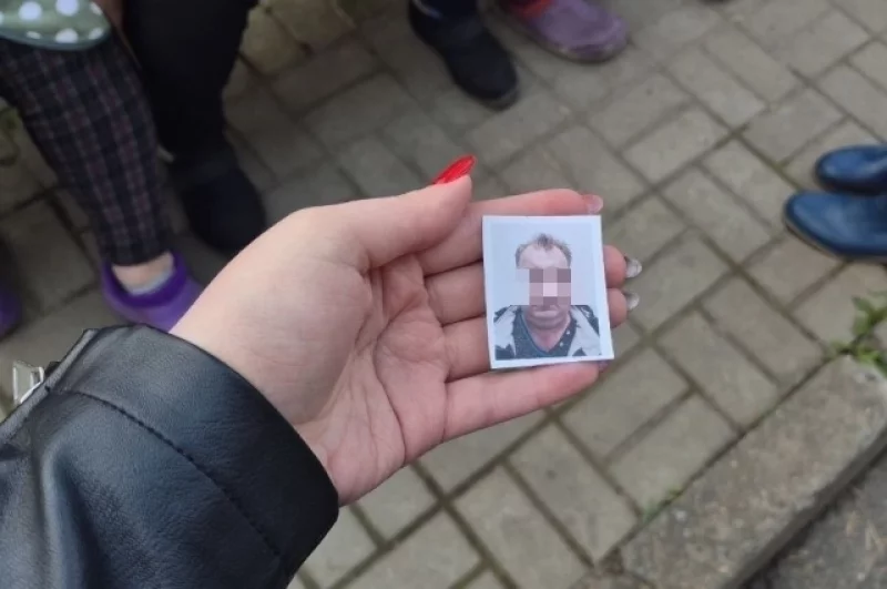 Фотографию одного из погибших выкинули в урну у 9-го дома, дворник нашла.