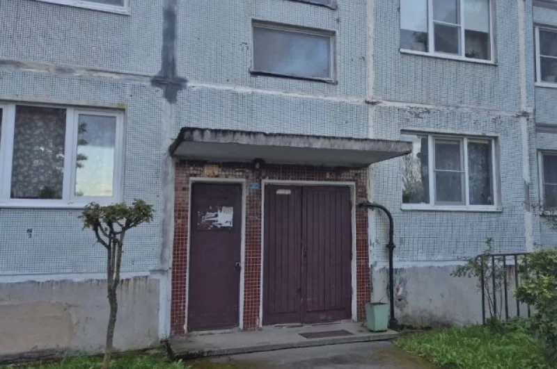 Подъезд, где продавали подпольный алкоголь. Соседи говорят, что сюда ходило много людей, и все знали, что тут продают.