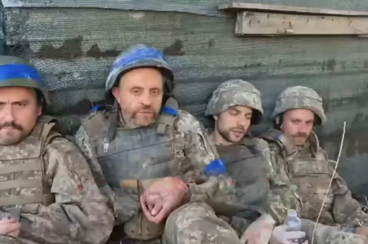 Раздавили и вперед. Только бросившие оружие боевики избежали ужасной участи