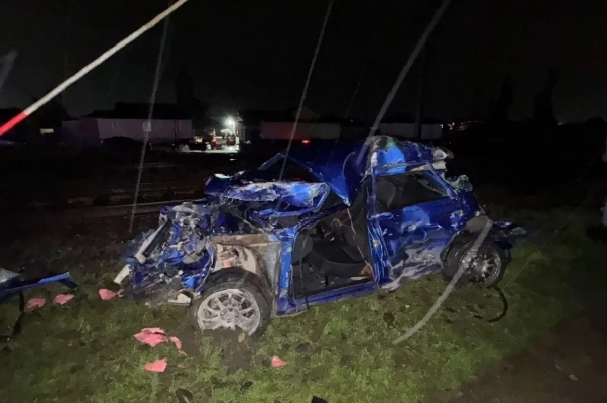 Пассажирский поезд столкнулся с автомобилем в Дагестане: фото с места ЧП