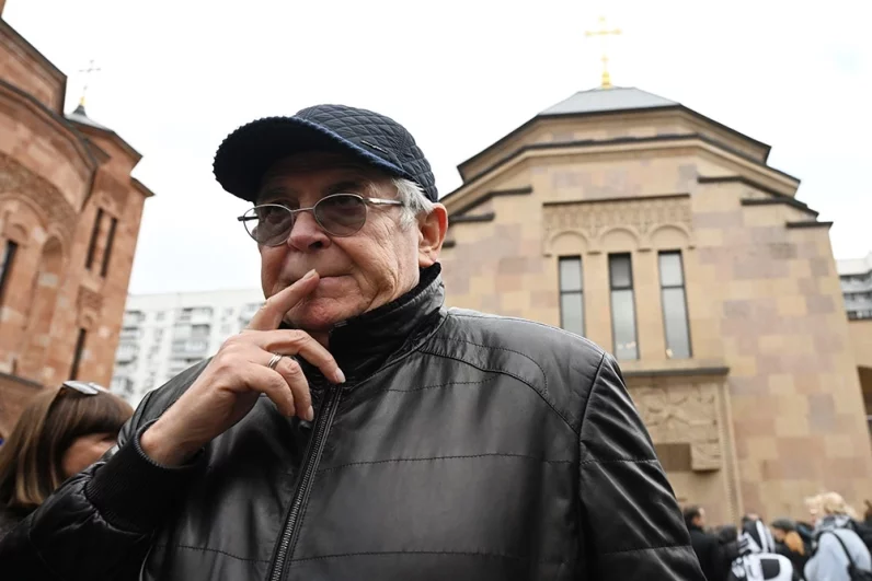 Актер Юрий Стоянов перед церемонией прощания с Тиграном Кеосаяном.