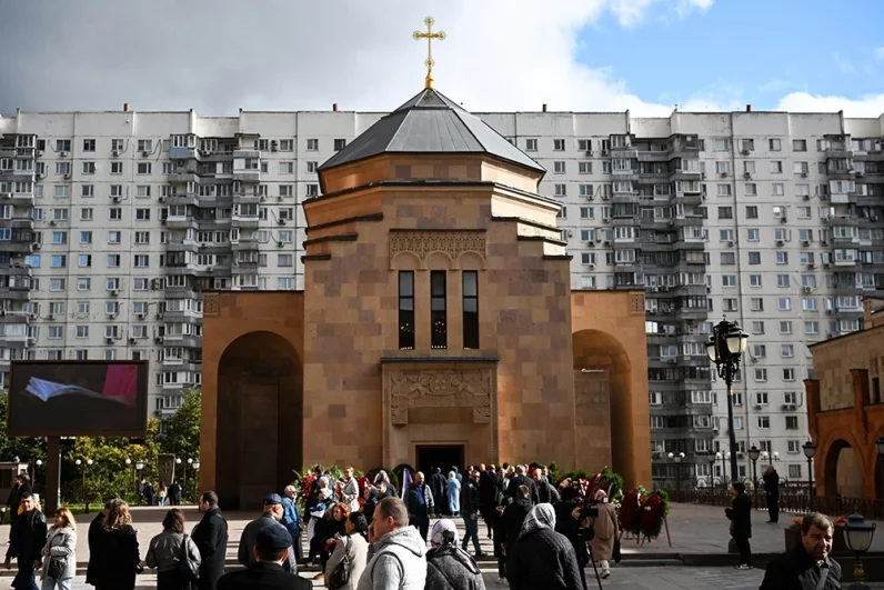 Армянская церковь Святого креста в Москве, где проходит церемония прощания с Тиграном Кеосаяном.