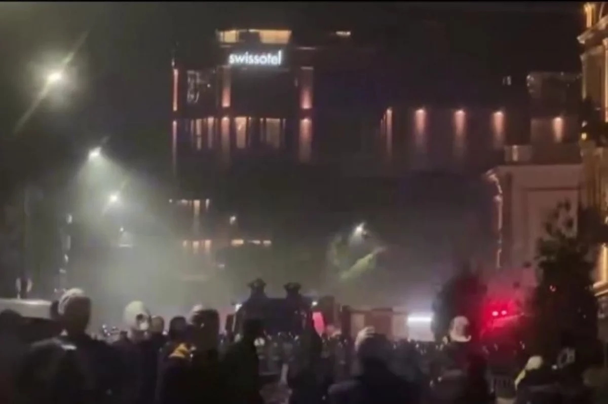 Спецназ применил водомет против митингующих у дворца президента Грузии