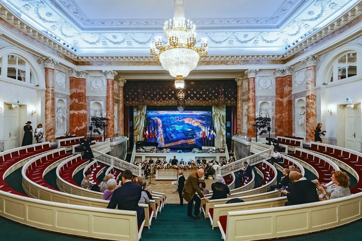 Большая работа. При поддержке «Роснефти» отреставрируют Эрмитажный театр