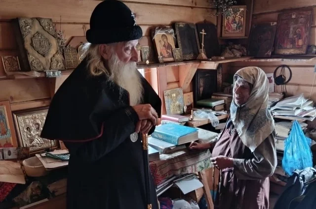Отшельницу Агафью навестили представители старообрядческой церкви.