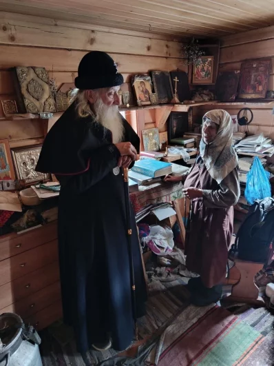 Вместе с представителями церкви Агафья прочитала молебен.