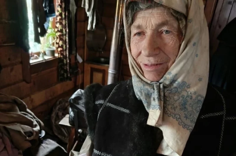 Агафья сразу сказала, что теперь редко выходит из дома, так как вокруг заимки бродит медведь.