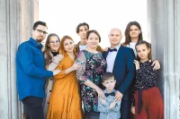На 50-летний юбилей отставного майора Власенко (третий справа) собралась вся большая семья.