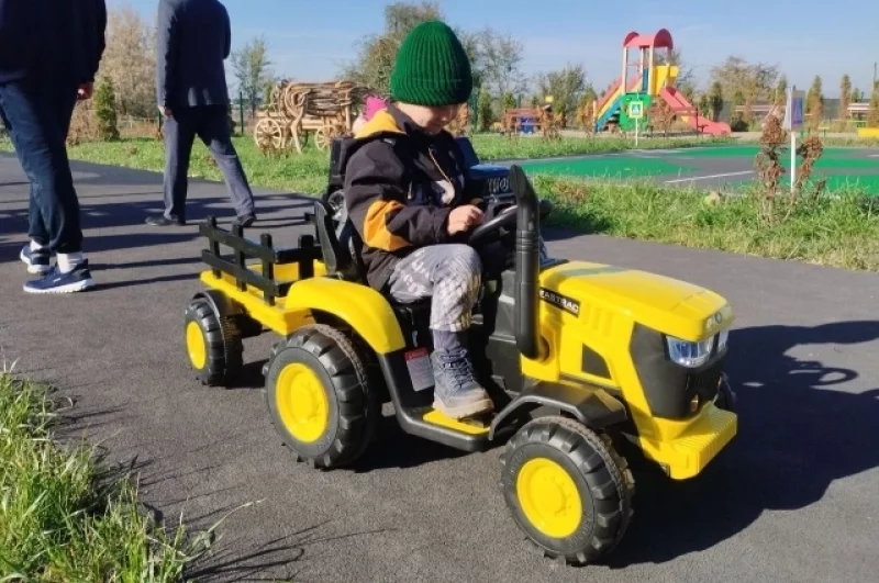 С самого раннего возраста ребята из села Красносамарское мечтают стать механизаторами и доярками. Колхоз имени Куйбышева помог организовать профориентацию прямо в детском саду.