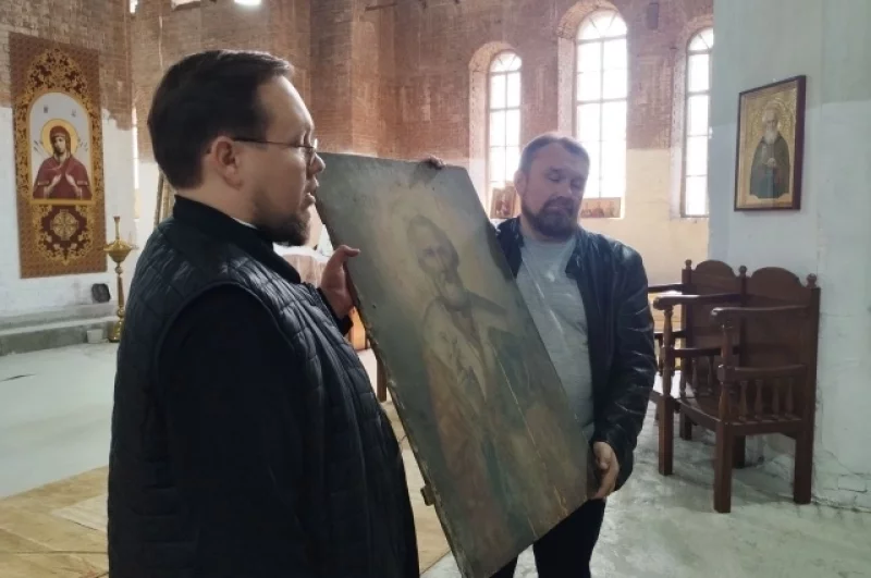 В храме хранится древняя икона Николая Угодника.