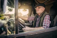 Многие россияне стараются как можно дольше оставаться активными на рынке труда, так как доход от государственного пособия куда меньше средней заработной платы. 