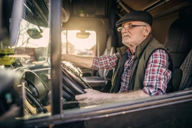 Многие россияне стараются как можно дольше оставаться активными на рынке труда, так как доход от государственного пособия куда меньше средней заработной платы. 