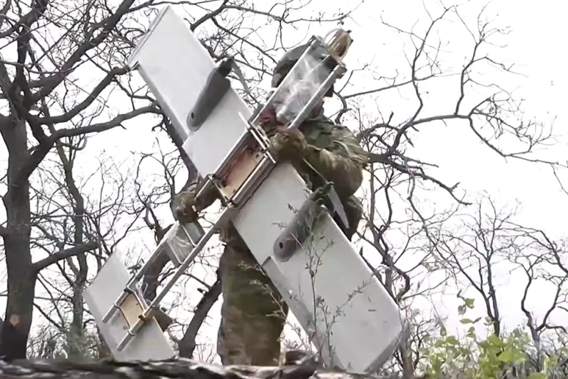 Используя расчёт ударных дронов «Молния-2», военнослужащие полка осуществили высокоточную атаку на здание, где укрывались военнослужащие ВСУ. 