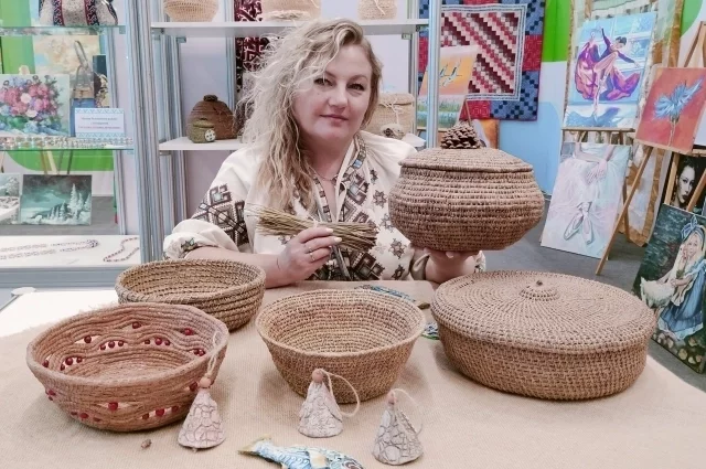 Елена Зарубина из Лянтора плетёт бытовую утварь из сосно вых и кедровых иголок.