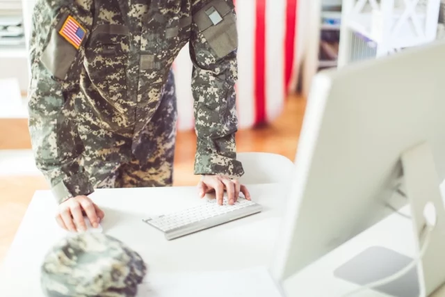 Американские офицеры чаще использовали помощь ИИ вне своей основной специализации. Например, офицер-артиллерист, столкнувшись с проблемой в сфере логистики, успешно справлялся с ней при помощи советов ИИ. А вот профильному специалисту помощь ИИ часто оказывалась ненужной.