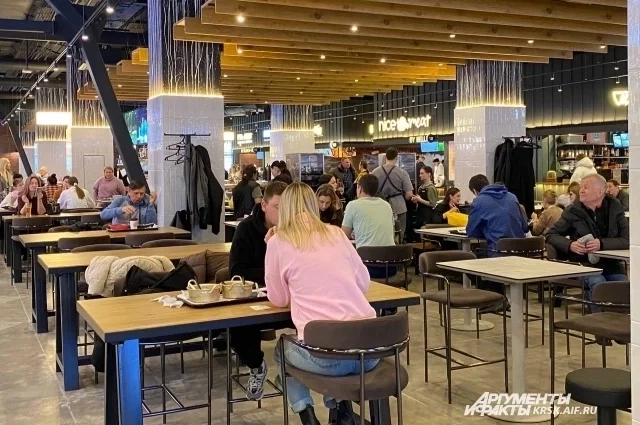 Так выглядит один из залов гастромаркета — найти здесь свободный столик оказалось непросто.