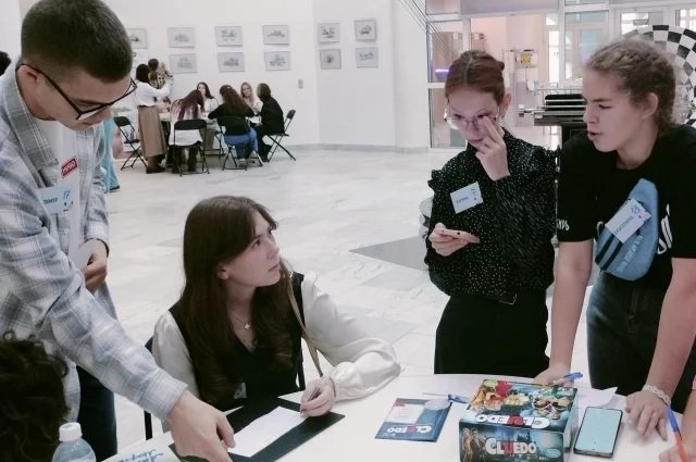  Полуфиналисты вели дискуссии, рассуждали на вечные темы.